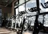 Teknolojinin hızla gelişmesi, spor ve sağlıklı yaşam sektöründe de önemli değişimlere kapı aralıyor. Geleneksel spor salonları, dijital altyapılarla desteklenen yeni nesil sistemlere geçiş yaparken, akıllı fitness ekipmanları kullanıcı deneyimini tamamen farklı bir noktaya taşıyor. Artık spor yapmak yalnızca ağırlık kaldırmak ya da koşu bandında zaman geçirmekten ibaret değil. Sensörler, yapay zekâ destekli analiz sistemleri ve mobil uygulamalar sayesinde antrenmanlar daha verimli, güvenli ve kişiselleştirilmiş hale geliyor. Konulu bir haber görseli.