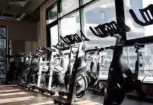Teknolojinin hızla gelişmesi, spor ve sağlıklı yaşam sektöründe de önemli değişimlere kapı aralıyor. Geleneksel spor salonları, dijital altyapılarla desteklenen yeni nesil sistemlere geçiş yaparken, akıllı fitness ekipmanları kullanıcı deneyimini tamamen farklı bir noktaya taşıyor. Artık spor yapmak yalnızca ağırlık kaldırmak ya da koşu bandında zaman geçirmekten ibaret değil. Sensörler, yapay zekâ destekli analiz sistemleri ve mobil uygulamalar sayesinde antrenmanlar daha verimli, güvenli ve kişiselleştirilmiş hale geliyor. Konulu bir haber görseli.