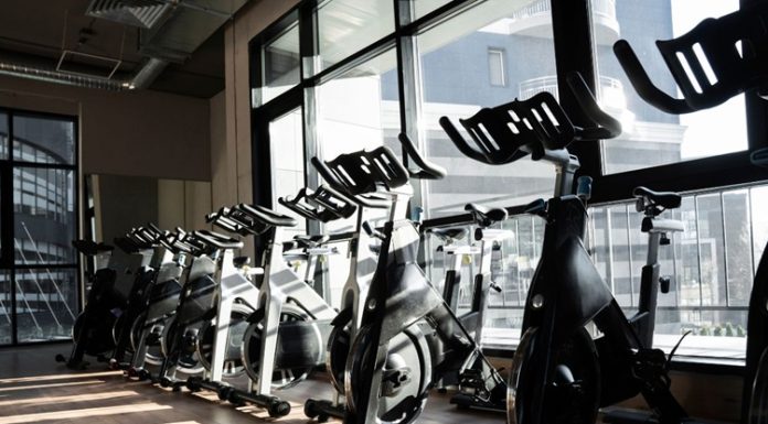 Teknolojinin hızla gelişmesi, spor ve sağlıklı yaşam sektöründe de önemli değişimlere kapı aralıyor. Geleneksel spor salonları, dijital altyapılarla desteklenen yeni nesil sistemlere geçiş yaparken, akıllı fitness ekipmanları kullanıcı deneyimini tamamen farklı bir noktaya taşıyor. Artık spor yapmak yalnızca ağırlık kaldırmak ya da koşu bandında zaman geçirmekten ibaret değil. Sensörler, yapay zekâ destekli analiz sistemleri ve mobil uygulamalar sayesinde antrenmanlar daha verimli, güvenli ve kişiselleştirilmiş hale geliyor. Konulu bir haber görseli.