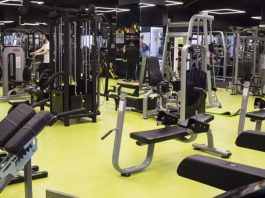 Fitness sektörü, teknolojik gelişmelerin etkisiyle büyük bir dönüşüm sürecinden geçiyor. Geleneksel spor salonu anlayışı yerini daha kişisel, verimli ve kullanıcı odaklı çözümlere bırakırken, akıllı teknolojiler bu değişimin merkezinde yer alıyor. Günümüzde fitness salonları yalnızca egzersiz yapılan alanlar olmaktan çıkarak üyelerin performanslarını takip edebildiği, hedeflerine daha kolay ulaşabildiği ve dijital desteklerden yararlanabildiği modern yaşam merkezlerine dönüşüyor. Konulu bir haber görseli.