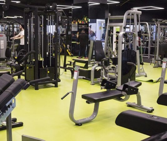 Fitness sektörü, teknolojik gelişmelerin etkisiyle büyük bir dönüşüm sürecinden geçiyor. Geleneksel spor salonu anlayışı yerini daha kişisel, verimli ve kullanıcı odaklı çözümlere bırakırken, akıllı teknolojiler bu değişimin merkezinde yer alıyor. Günümüzde fitness salonları yalnızca egzersiz yapılan alanlar olmaktan çıkarak üyelerin performanslarını takip edebildiği, hedeflerine daha kolay ulaşabildiği ve dijital desteklerden yararlanabildiği modern yaşam merkezlerine dönüşüyor. Konulu bir haber görseli.