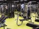 Fitness sektörü, teknolojik gelişmelerin etkisiyle büyük bir dönüşüm sürecinden geçiyor. Geleneksel spor salonu anlayışı yerini daha kişisel, verimli ve kullanıcı odaklı çözümlere bırakırken, akıllı teknolojiler bu değişimin merkezinde yer alıyor. Günümüzde fitness salonları yalnızca egzersiz yapılan alanlar olmaktan çıkarak üyelerin performanslarını takip edebildiği, hedeflerine daha kolay ulaşabildiği ve dijital desteklerden yararlanabildiği modern yaşam merkezlerine dönüşüyor. Konulu bir haber görseli.
