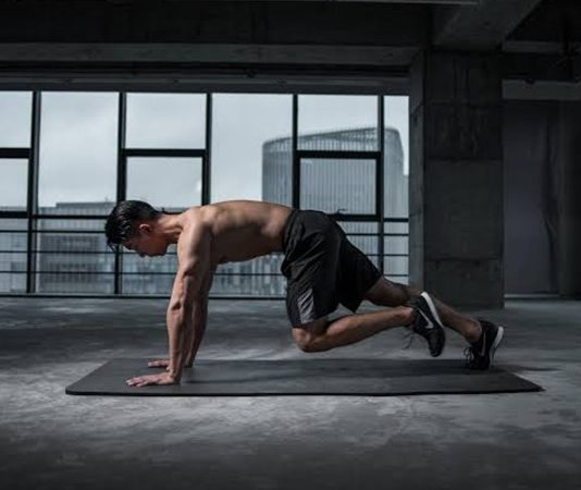 Son yıllarda hem sağlıklı yaşam hem de spor dünyasında adından sıkça söz ettiren aralıklı oruç, kilo kontrolü ve metabolik sağlık üzerindeki olası etkileri nedeniyle geniş bir kitle tarafından uygulanıyor. Özellikle düzenli egzersiz yapan bireyler, bu beslenme modelinin kas gelişimi, yağ yakımı ve performans üzerindeki etkilerini merak ediyor. Her bireyin metabolizması farklı olduğu için fitness hedefleri doğrultusunda aralıklı orucun avantajları ve sınırlamaları kişiden kişiye değişebiliyor. Konulu bir haber görseli.