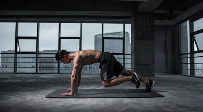 Aralıklı Oruç Fitness Hedeflerine Uygun Mu? Son yıllarda hem sağlıklı yaşam hem de spor dünyasında adından sıkça söz ettiren aralıklı oruç, kilo kontrolü ve metabolik sağlık üzerindeki olası etkileri nedeniyle geniş bir kitle tarafından uygulanıyor. Özellikle düzenli egzersiz yapan bireyler, bu beslenme modelinin kas gelişimi, yağ yakımı ve performans üzerindeki etkilerini merak ediyor. Her bireyin metabolizması farklı olduğu için fitness hedefleri doğrultusunda aralıklı orucun avantajları ve sınırlamaları kişiden kişiye değişebiliyor. Konulu bir haber görseli.