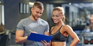 Fitness sektörü her geçen yıl büyürken, kullanıcıların bilinçli ve profesyonel destek alma ihtiyacı da artıyor. Bu durum, fitness eğitmeni mesleğinin önemini daha fazla ön plana çıkarıyor. Başarılı bir eğitmen olmak yalnızca egzersiz hareketlerini bilmekten değil, insan ilişkilerinden doğru program hazırlamaya kadar birçok farklı yetkinliği geliştirmekten geçiyor. Konulu bir haber görseli.