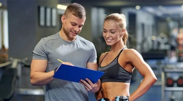Başarılı Bir Fitness Eğitmeni Olmanın Püf Noktaları Fitness sektörü her geçen yıl büyürken, kullanıcıların bilinçli ve profesyonel destek alma ihtiyacı da artıyor. Bu durum, fitness eğitmeni mesleğinin önemini daha fazla ön plana çıkarıyor. Başarılı bir eğitmen olmak yalnızca egzersiz hareketlerini bilmekten değil, insan ilişkilerinden doğru program hazırlamaya kadar birçok farklı yetkinliği geliştirmekten geçiyor. Konulu bir haber görseli.