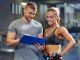 Fitness sektörü her geçen yıl büyürken, kullanıcıların bilinçli ve profesyonel destek alma ihtiyacı da artıyor. Bu durum, fitness eğitmeni mesleğinin önemini daha fazla ön plana çıkarıyor. Başarılı bir eğitmen olmak yalnızca egzersiz hareketlerini bilmekten değil, insan ilişkilerinden doğru program hazırlamaya kadar birçok farklı yetkinliği geliştirmekten geçiyor. Konulu bir haber görseli.