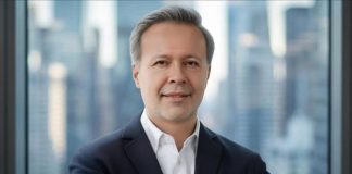 İş dünyasında zirveye ulaşan yöneticilerin kariyer hikâyeleri, birçok profesyonel için ilham kaynağı oluyor. Başarılı CEO’ların yükseliş süreçleri incelendiğinde yalnızca akademik başarıların değil, kararlılık, liderlik yeteneği, yeniliklere uyum sağlama ve stratejik düşünme becerilerinin de büyük rol oynadığı görülüyor. Günümüzde şirketlerin geleceğini belirleyen yöneticiler, uzun yıllar boyunca edindikleri deneyimler sayesinde güçlü liderlik profilleri oluşturuyor. Başarılı CEO'ların kariyer yolculukları, iş dünyasında ilerlemek isteyen kişiler için önemli dersler içeriyor. Konulu bir haber görseli.