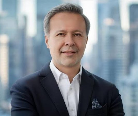 Başarılı Erkek CEO’ların Kariyer Yolculukları İş dünyasında zirveye ulaşan yöneticilerin kariyer hikâyeleri, birçok profesyonel için ilham kaynağı oluyor. Başarılı CEO’ların yükseliş süreçleri incelendiğinde yalnızca akademik başarıların değil, kararlılık, liderlik yeteneği, yeniliklere uyum sağlama ve stratejik düşünme becerilerinin de büyük rol oynadığı görülüyor. Günümüzde şirketlerin geleceğini belirleyen yöneticiler, uzun yıllar boyunca edindikleri deneyimler sayesinde güçlü liderlik profilleri oluşturuyor. Başarılı CEO'ların kariyer yolculukları, iş dünyasında ilerlemek isteyen kişiler için önemli dersler içeriyor. Konulu bir haber görseli.