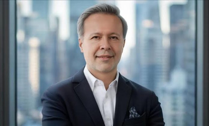 İş dünyasında zirveye ulaşan yöneticilerin kariyer hikâyeleri, birçok profesyonel için ilham kaynağı oluyor. Başarılı CEO’ların yükseliş süreçleri incelendiğinde yalnızca akademik başarıların değil, kararlılık, liderlik yeteneği, yeniliklere uyum sağlama ve stratejik düşünme becerilerinin de büyük rol oynadığı görülüyor. Günümüzde şirketlerin geleceğini belirleyen yöneticiler, uzun yıllar boyunca edindikleri deneyimler sayesinde güçlü liderlik profilleri oluşturuyor. Başarılı CEO'ların kariyer yolculukları, iş dünyasında ilerlemek isteyen kişiler için önemli dersler içeriyor. Konulu bir haber görseli.