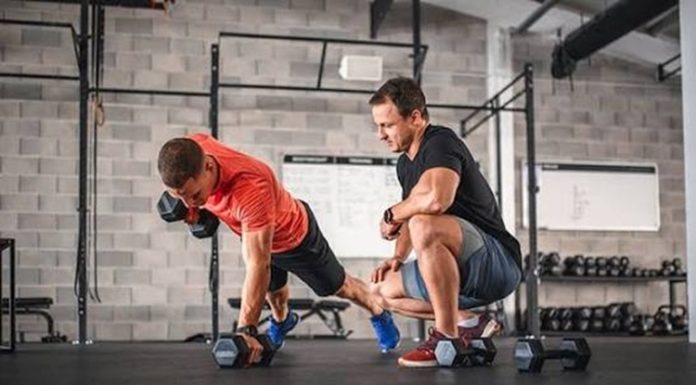 Fitness sektöründe başarı elde etmek yalnızca doğru egzersiz programlarını uygulamakla sınırlı değildir. Günümüzde başarılı bir fitness eğitmeni, danışanlarının fiziksel hedeflerini anlamanın yanı sıra motivasyon, iletişim ve sürdürülebilir gelişim süreçlerini de yönetebilen profesyoneller arasında öne çıkıyor. Değişen spor alışkanlıkları ve artan sağlık bilinciyle birlikte fitness eğitmenliği alanında kullanılan yöntemler de sürekli gelişiyor. Konulu bir haber görseli.