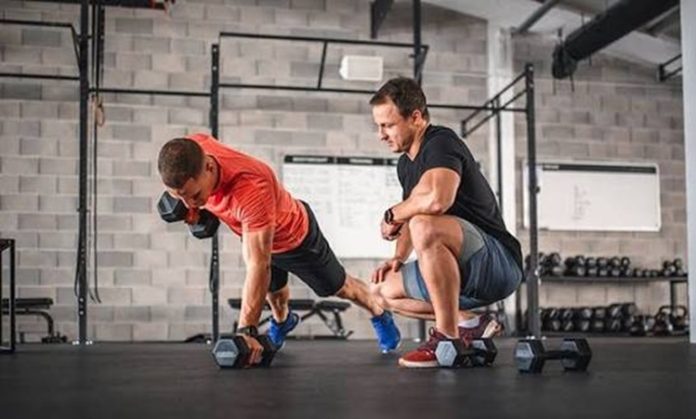 Fitness sektöründe başarı elde etmek yalnızca doğru egzersiz programlarını uygulamakla sınırlı değildir. Günümüzde başarılı bir fitness eğitmeni, danışanlarının fiziksel hedeflerini anlamanın yanı sıra motivasyon, iletişim ve sürdürülebilir gelişim süreçlerini de yönetebilen profesyoneller arasında öne çıkıyor. Değişen spor alışkanlıkları ve artan sağlık bilinciyle birlikte fitness eğitmenliği alanında kullanılan yöntemler de sürekli gelişiyor. Konulu bir haber görseli.