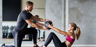 Fitness sektöründe başarı yalnızca doğru egzersiz programlarını hazırlamak veya teknik bilgiye sahip olmakla sınırlı kalmıyor. Günümüzde fitness antrenörleri, danışanlarıyla kurdukları iletişim sayesinde daha etkili sonuçlar elde ediyor. Spor sürecinde motivasyon, güven ve sürdürülebilir ilerleme sağlamak için güçlü iletişim becerileri önemli bir avantaj olarak öne çıkıyor. Konulu bir haber görseli.