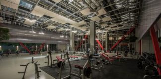 Fitness sektöründe son yıllarda yaşanan değişimler, kullanıcıların spor deneyiminden beklentilerini de önemli ölçüde değiştirdi. Büyük ve kalabalık spor merkezlerinin yanında daha kişisel, daha sakin ve daha özel hizmetler sunan butik fitness salonları giderek daha fazla ilgi görmeye başladı. Spor yapmak isteyen kişiler artık yalnızca ekipman çeşitliliğine değil, kendilerine özel hazırlanan programlara, uzman desteğine ve kaliteli bir antrenman ortamına da önem veriyor. Konulu bir haber görseli.