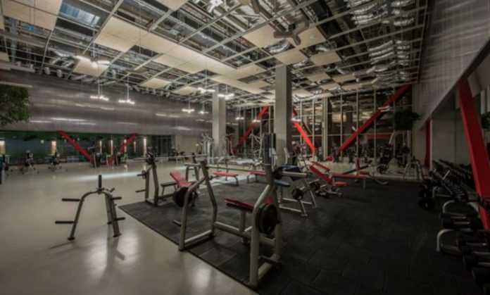 Fitness sektöründe son yıllarda yaşanan değişimler, kullanıcıların spor deneyiminden beklentilerini de önemli ölçüde değiştirdi. Büyük ve kalabalık spor merkezlerinin yanında daha kişisel, daha sakin ve daha özel hizmetler sunan butik fitness salonları giderek daha fazla ilgi görmeye başladı. Spor yapmak isteyen kişiler artık yalnızca ekipman çeşitliliğine değil, kendilerine özel hazırlanan programlara, uzman desteğine ve kaliteli bir antrenman ortamına da önem veriyor. Konulu bir haber görseli.