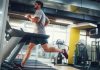 Spor sektöründe sürdürülebilirlik anlayışı her geçen gün daha fazla önem kazanırken, çevre dostu fitness donanımları yeni nesil spor salonlarının ve bireysel kullanıcıların öncelikleri arasında yer almaya başladı. Geleneksel spor ekipmanlarının üretim süreçlerinde kullanılan yüksek enerji tüketimi ve fazla kaynak kullanımı, sektörün daha sürdürülebilir çözümlere yönelmesine neden oluyor. Konulu bir haber görseli.