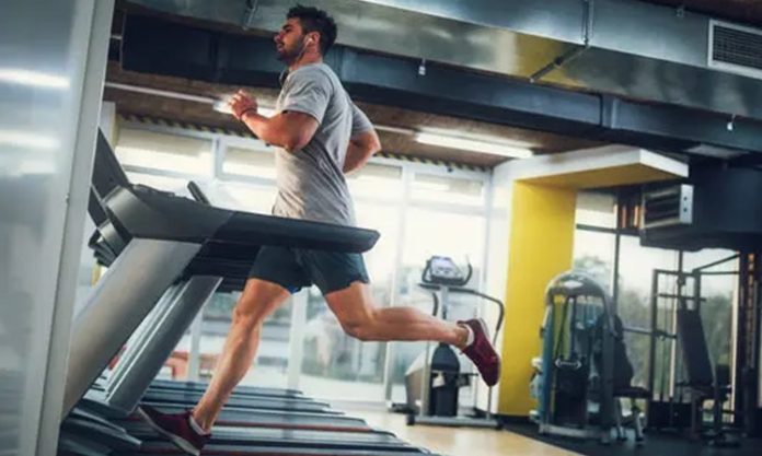 Spor sektöründe sürdürülebilirlik anlayışı her geçen gün daha fazla önem kazanırken, çevre dostu fitness donanımları yeni nesil spor salonlarının ve bireysel kullanıcıların öncelikleri arasında yer almaya başladı. Geleneksel spor ekipmanlarının üretim süreçlerinde kullanılan yüksek enerji tüketimi ve fazla kaynak kullanımı, sektörün daha sürdürülebilir çözümlere yönelmesine neden oluyor. Konulu bir haber görseli.