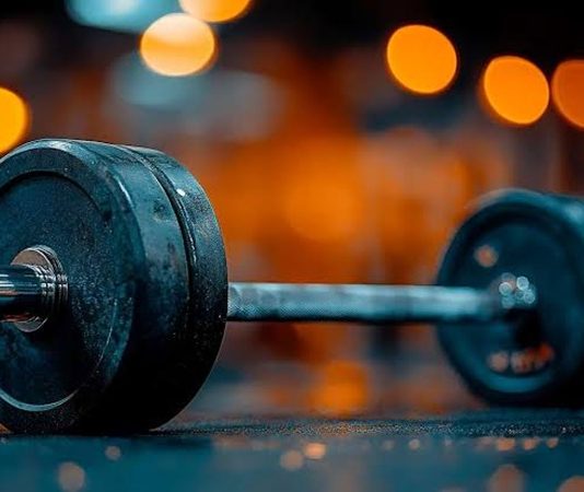Fitness dünyasında dayanıklılık, yalnızca uzun süre koşabilmek ya da yorulmadan egzersiz yapabilmek anlamına gelmez. Kasların, kalp ve dolaşım sisteminin, solunum kapasitesinin ve genel fiziksel performansın uzun süre yüksek seviyede çalışabilmesi de dayanıklılığın önemli parçalarıdır. Düzenli yapılan doğru egzersizler sayesinde hem spor performansı gelişebilir hem de günlük yaşam aktiviteleri daha kolay hale gelebilir. Konulu bir haber görseli.