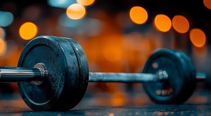 Fitness dünyasında dayanıklılık, yalnızca uzun süre koşabilmek ya da yorulmadan egzersiz yapabilmek anlamına gelmez. Kasların, kalp ve dolaşım sisteminin, solunum kapasitesinin ve genel fiziksel performansın uzun süre yüksek seviyede çalışabilmesi de dayanıklılığın önemli parçalarıdır. Düzenli yapılan doğru egzersizler sayesinde hem spor performansı gelişebilir hem de günlük yaşam aktiviteleri daha kolay hale gelebilir. Konulu bir haber görseli.