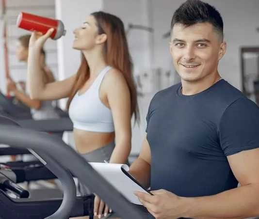 Fitness sektöründe başarılı bir kariyer oluşturmak isteyen kişilerin sayısı her geçen gün artarken, deneyimli profesyonellerin tavsiyeleri yeni nesil eğitmenler için önemli bir yol haritası oluşturuyor. Spor biliminin gelişmesi, sağlıklı yaşam bilincinin yaygınlaşması ve kişisel antrenman hizmetlerine olan ilginin artmasıyla birlikte fitness eğitmeni olmak yalnızca egzersiz bilgisine sahip olmayı değil, aynı zamanda iletişim, disiplin ve sürekli gelişim becerilerini de gerektiriyor. Konulu bir haber görseli.