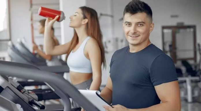 Fitness sektöründe başarılı bir kariyer oluşturmak isteyen kişilerin sayısı her geçen gün artarken, deneyimli profesyonellerin tavsiyeleri yeni nesil eğitmenler için önemli bir yol haritası oluşturuyor. Spor biliminin gelişmesi, sağlıklı yaşam bilincinin yaygınlaşması ve kişisel antrenman hizmetlerine olan ilginin artmasıyla birlikte fitness eğitmeni olmak yalnızca egzersiz bilgisine sahip olmayı değil, aynı zamanda iletişim, disiplin ve sürekli gelişim becerilerini de gerektiriyor. Konulu bir haber görseli.