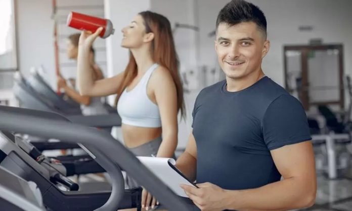 Fitness sektöründe başarılı bir kariyer oluşturmak isteyen kişilerin sayısı her geçen gün artarken, deneyimli profesyonellerin tavsiyeleri yeni nesil eğitmenler için önemli bir yol haritası oluşturuyor. Spor biliminin gelişmesi, sağlıklı yaşam bilincinin yaygınlaşması ve kişisel antrenman hizmetlerine olan ilginin artmasıyla birlikte fitness eğitmeni olmak yalnızca egzersiz bilgisine sahip olmayı değil, aynı zamanda iletişim, disiplin ve sürekli gelişim becerilerini de gerektiriyor. Konulu bir haber görseli.