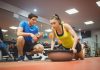 Fitness sürecinde başarıya ulaşmanın en önemli unsurlarından biri sürdürülebilir motivasyon olarak öne çıkıyor. Düzenli egzersiz yapmak, hedeflere bağlı kalmak ve sağlıklı yaşam alışkanlıklarını devam ettirmek birçok kişi için zaman zaman zorlayıcı olabiliyor. Bu noktada deneyimli fitness eğitmenleri, kişilerin motivasyonlarını koruyabilmeleri için farklı yöntemler geliştiriyor. Konulu bir haber görseli.