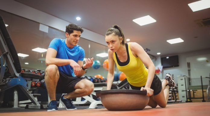 Fitness sürecinde başarıya ulaşmanın en önemli unsurlarından biri sürdürülebilir motivasyon olarak öne çıkıyor. Düzenli egzersiz yapmak, hedeflere bağlı kalmak ve sağlıklı yaşam alışkanlıklarını devam ettirmek birçok kişi için zaman zaman zorlayıcı olabiliyor. Bu noktada deneyimli fitness eğitmenleri, kişilerin motivasyonlarını koruyabilmeleri için farklı yöntemler geliştiriyor. Konulu bir haber görseli.