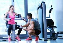 Fitness sektöründe yaşanan teknolojik gelişmeler, eğitim modellerini de önemli ölçüde değiştirmeye başladı. Geleneksel öğrenme yöntemlerinin yanında dijital platformların yaygınlaşması, fitness antrenörlüğü alanında yeni fırsatlar ortaya çıkarıyor. Online kurslar, video eğitimler, canlı dersler ve dijital takip sistemleri sayesinde antrenör adayları bilgiye daha hızlı ve kolay şekilde ulaşabiliyor. Konulu bir haber görseli.