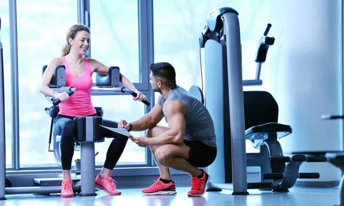 Dijital Eğitimler Fitness Antrenörlüğünü Dönüştürüyor Fitness sektöründe yaşanan teknolojik gelişmeler, eğitim modellerini de önemli ölçüde değiştirmeye başladı. Geleneksel öğrenme yöntemlerinin yanında dijital platformların yaygınlaşması, fitness antrenörlüğü alanında yeni fırsatlar ortaya çıkarıyor. Online kurslar, video eğitimler, canlı dersler ve dijital takip sistemleri sayesinde antrenör adayları bilgiye daha hızlı ve kolay şekilde ulaşabiliyor. Konulu bir haber görseli.