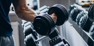 Fitness hedeflerine ulaşmak isteyen sporcular için yalnızca yoğun çalışmak yeterli değildir. Başarıya ulaşmanın temelinde, kişiye uygun hazırlanan bir antrenman programı yer alır. Bilinçli şekilde oluşturulan programlar kas gelişimini desteklerken aynı zamanda sakatlık riskini azaltır, dayanıklılığı artırır ve motivasyonun korunmasına katkı sağlar. Plansız yapılan egzersizler ise kısa vadede yorucu görünse de uzun vadede gelişimin yavaşlamasına neden olabilir. Konulu bir haber görseli.