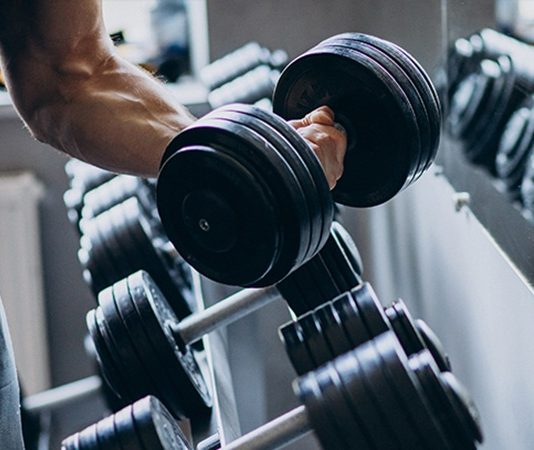 Fitness hedeflerine ulaşmak isteyen sporcular için yalnızca yoğun çalışmak yeterli değildir. Başarıya ulaşmanın temelinde, kişiye uygun hazırlanan bir antrenman programı yer alır. Bilinçli şekilde oluşturulan programlar kas gelişimini desteklerken aynı zamanda sakatlık riskini azaltır, dayanıklılığı artırır ve motivasyonun korunmasına katkı sağlar. Plansız yapılan egzersizler ise kısa vadede yorucu görünse de uzun vadede gelişimin yavaşlamasına neden olabilir. Konulu bir haber görseli.