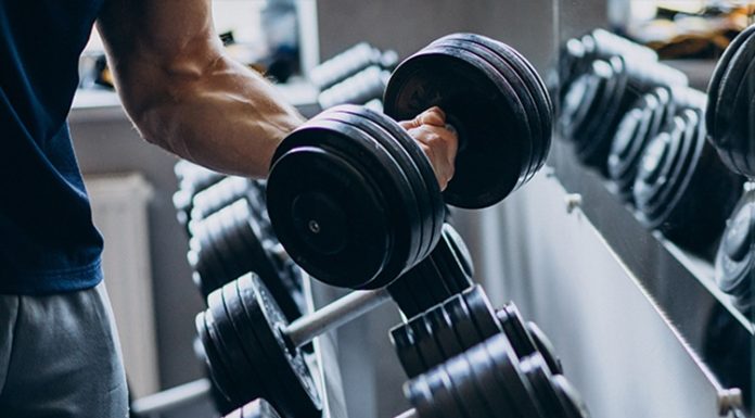 Doğru Antrenman Programı Fitness Performansını Nasıl Artırır? Fitness hedeflerine ulaşmak isteyen sporcular için yalnızca yoğun çalışmak yeterli değildir. Başarıya ulaşmanın temelinde, kişiye uygun hazırlanan bir antrenman programı yer alır. Bilinçli şekilde oluşturulan programlar kas gelişimini desteklerken aynı zamanda sakatlık riskini azaltır, dayanıklılığı artırır ve motivasyonun korunmasına katkı sağlar. Plansız yapılan egzersizler ise kısa vadede yorucu görünse de uzun vadede gelişimin yavaşlamasına neden olabilir. Konulu bir haber görseli.