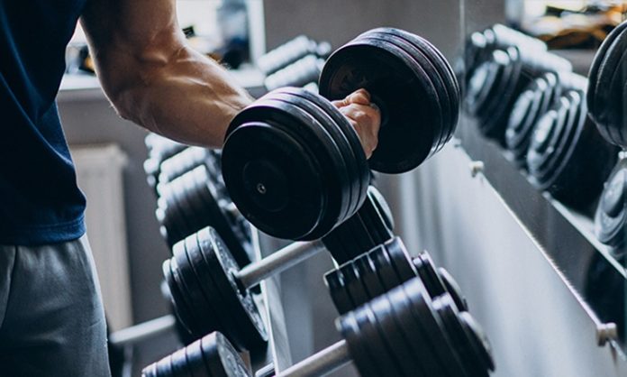 Doğru Antrenman Programı Fitness Performansını Nasıl Artırır Fitness hedeflerine ulaşmak isteyen sporcular için yalnızca yoğun çalışmak yeterli değildir. Başarıya ulaşmanın temelinde, kişiye uygun hazırlanan bir antrenman programı yer alır. Bilinçli şekilde oluşturulan programlar kas gelişimini desteklerken aynı zamanda sakatlık riskini azaltır, dayanıklılığı artırır ve motivasyonun korunmasına katkı sağlar. Plansız yapılan egzersizler ise kısa vadede yorucu görünse de uzun vadede gelişimin yavaşlamasına neden olabilir. Konulu bir haber görseli.