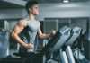 Fitness yolculuğunda başarılı sonuçlar elde etmek isteyen bireyler için kardiyo antrenmanları önemli bir yere sahip olmaya devam ediyor. Düzenli olarak uygulanan kardiyo çalışmaları yalnızca kalori yakımını desteklemekle kalmıyor, aynı zamanda kalp ve damar sağlığını güçlendiriyor, dayanıklılığı artırıyor ve genel yaşam kalitesini olumlu yönde etkiliyor. Uzmanlar, kuvvet antrenmanlarıyla birlikte planlanan kardiyo egzersizlerinin daha dengeli ve sürdürülebilir bir gelişim sağladığını vurguluyor. Konulu bir haber görseli.