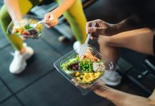 Spor performansını artırmak, kas gelişimini desteklemek ve antrenmanlardan daha verimli sonuç almak isteyen erkekler için doğru beslenme büyük önem taşır. Egzersiz kadar önemli olan antrenman öncesi ve sonrası beslenme, vücudun enerji seviyesini korumasına, kasların toparlanmasına ve fiziksel gelişimin desteklenmesine yardımcı olur. Yanlış veya yetersiz beslenme ise performans düşüklüğüne, yorgunluğa ve hedeflenen gelişimin yavaşlamasına neden olabilir. Konulu bir haber görseli.