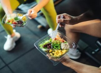 Spor performansını artırmak, kas gelişimini desteklemek ve antrenmanlardan daha verimli sonuç almak isteyen erkekler için doğru beslenme büyük önem taşır. Egzersiz kadar önemli olan antrenman öncesi ve sonrası beslenme, vücudun enerji seviyesini korumasına, kasların toparlanmasına ve fiziksel gelişimin desteklenmesine yardımcı olur. Yanlış veya yetersiz beslenme ise performans düşüklüğüne, yorgunluğa ve hedeflenen gelişimin yavaşlamasına neden olabilir. Konulu bir haber görseli.