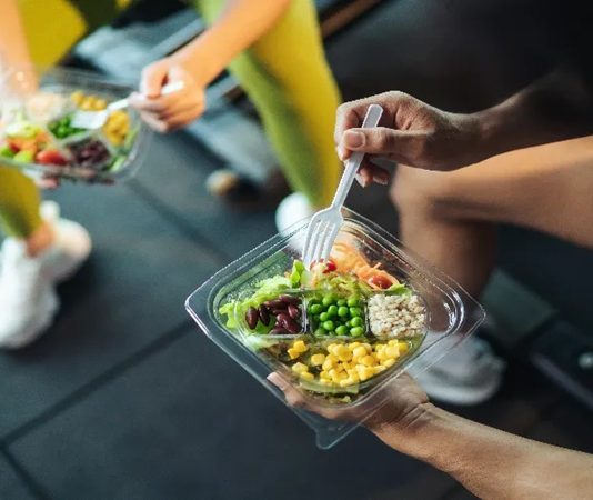 Spor performansını artırmak, kas gelişimini desteklemek ve antrenmanlardan daha verimli sonuç almak isteyen erkekler için doğru beslenme büyük önem taşır. Egzersiz kadar önemli olan antrenman öncesi ve sonrası beslenme, vücudun enerji seviyesini korumasına, kasların toparlanmasına ve fiziksel gelişimin desteklenmesine yardımcı olur. Yanlış veya yetersiz beslenme ise performans düşüklüğüne, yorgunluğa ve hedeflenen gelişimin yavaşlamasına neden olabilir. Konulu bir haber görseli.