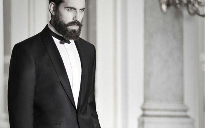 Düğün hazırlıkları sırasında damatlar için en önemli konuların başında doğru damatlık seçimi geliyor. Son yıllarda değişen moda anlayışıyla birlikte klasik siyah takım elbiselerin yerini daha modern çizgilere sahip tasarımlar almaya başladı. Erkek damatlık modellerinde kullanılan kaliteli kumaşlar, farklı renk seçenekleri ve özel kesimler, damat adaylarının hem şık hem de kendilerini rahat hissedebilecekleri kombinler oluşturmasına olanak tanıyor. Bu değişim, düğün modasının her geçen yıl daha yenilikçi bir yapıya kavuşmasını sağlıyor. Konulu bir haber görseli.
