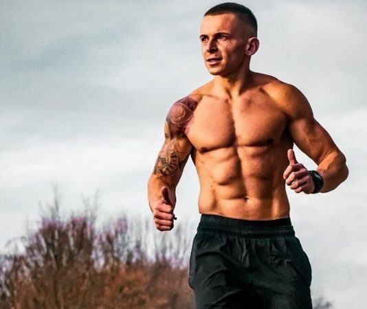 Fiziksel performansını geliştirmek, daha uzun süre aktif kalmak ve vücudunun dayanıklılık kapasitesini artırmak isteyen erkekler için düzenli spor yapmak büyük önem taşır. Dayanıklılık artıran sporlar, kalp ve akciğer kapasitesini geliştirmek, kasların uzun süre verimli çalışmasını sağlamak ve günlük yaşamda daha enerjik hissetmek açısından önemli katkılar sunar. Konulu bir haber görseli.