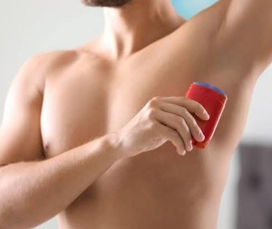 Erkek Deodorant ve Roll-On Seçimi Erkeklerin günlük kişisel bakım rutinlerinde koku kontrolü önemli bir yere sahip olmaya devam ediyor. Gün içerisinde yoğun tempo, fiziksel aktiviteler, hava koşulları ve stres gibi faktörler terleme oranını etkileyebiliyor. Bu nedenle doğru ürün seçimi, hem konfor hem de kişisel bakım açısından büyük önem taşıyor. Erkek deodorant seçimi, yalnızca güzel bir koku tercih etmekten ibaret değil, aynı zamanda cilt yapısına ve günlük ihtiyaçlara uygun bir ürün belirlemeyi de kapsıyor. Konulu bir haber görseli.