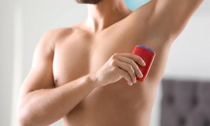 Erkek Deodorant ve Roll-On Seçimi Erkeklerin günlük kişisel bakım rutinlerinde koku kontrolü önemli bir yere sahip olmaya devam ediyor. Gün içerisinde yoğun tempo, fiziksel aktiviteler, hava koşulları ve stres gibi faktörler terleme oranını etkileyebiliyor. Bu nedenle doğru ürün seçimi, hem konfor hem de kişisel bakım açısından büyük önem taşıyor. Erkek deodorant seçimi, yalnızca güzel bir koku tercih etmekten ibaret değil, aynı zamanda cilt yapısına ve günlük ihtiyaçlara uygun bir ürün belirlemeyi de kapsıyor. Konulu bir haber görseli.