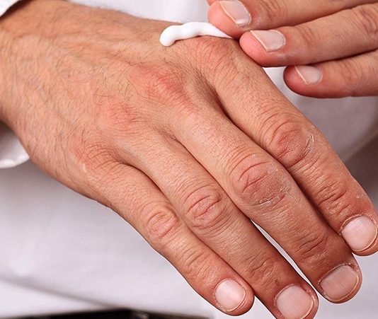 Erkek El Ve Tırnak Bakımı Nasıl Yapılır? Erkeklerin kişisel bakım alışkanlıkları son yıllarda önemli ölçüde değişirken, el ve tırnak bakımı da günlük bakım rutinlerinin vazgeçilmez parçalarından biri haline geliyor. Sadece estetik görünüm açısından değil, hijyen ve genel sağlık açısından da düzenli erkek el bakımı uygulamaları büyük önem taşıyor. Gün içerisinde birçok farklı yüzeyle temas eden eller, doğru şekilde korunmadığında kuruluk, çatlama ve çeşitli cilt problemleriyle karşı karşıya kalabiliyor. Konulu bir haber görseli.