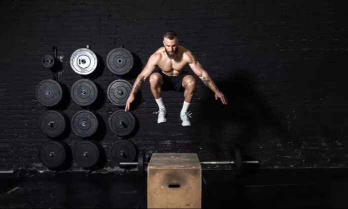 Günümüzde yoğun çalışma temposu, ulaşım süresi ve zaman kısıtlamaları nedeniyle birçok kişi spor salonuna gitmek yerine evde egzersiz yapmayı tercih ediyor. Doğru planlanan bir erkek evde fitness rehberi, düzenli uygulandığında kas gelişimini destekleyebilir, fiziksel kondisyonu artırabilir ve genel sağlık üzerinde olumlu etkiler oluşturabilir. Üstelik ev ortamında yapılan antrenmanlar, düşük maliyetli olması ve esnek zaman planlaması sunması nedeniyle her geçen gün daha fazla ilgi görüyor. Konulu bir haber görseli.