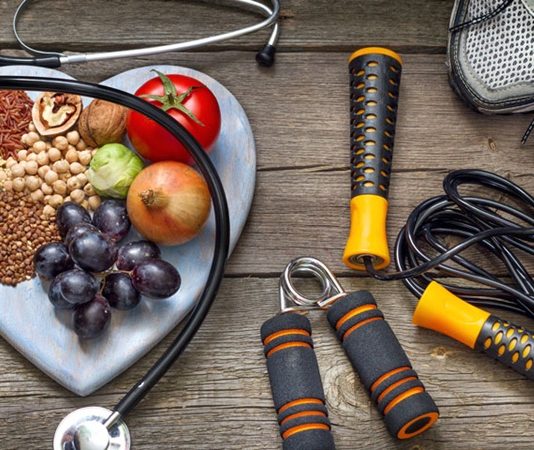 Fitness hedeflerine ulaşmak isteyen erkekler için düzenli antrenman kadar doğru beslenme de büyük önem taşıyor. Kas gelişimini desteklemek, enerji seviyesini korumak ve yağ oranını kontrol altında tutmak isteyen bireylerin günlük beslenme düzenlerini bilinçli şekilde planlamaları gerekiyor. Hazırlanan fitness beslenme planı, yalnızca spor salonunda geçirilen süreyi değil, günün tamamındaki beslenme alışkanlıklarını kapsayan bütüncül bir yaklaşım sunuyor. Konulu bir haber görseli.