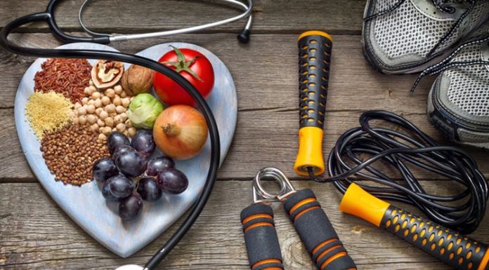 Fitness hedeflerine ulaşmak isteyen erkekler için düzenli antrenman kadar doğru beslenme de büyük önem taşıyor. Kas gelişimini desteklemek, enerji seviyesini korumak ve yağ oranını kontrol altında tutmak isteyen bireylerin günlük beslenme düzenlerini bilinçli şekilde planlamaları gerekiyor. Hazırlanan fitness beslenme planı, yalnızca spor salonunda geçirilen süreyi değil, günün tamamındaki beslenme alışkanlıklarını kapsayan bütüncül bir yaklaşım sunuyor. Konulu bir haber görseli.