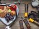 Fitness hedeflerine ulaşmak isteyen erkekler için düzenli antrenman kadar doğru beslenme de büyük önem taşıyor. Kas gelişimini desteklemek, enerji seviyesini korumak ve yağ oranını kontrol altında tutmak isteyen bireylerin günlük beslenme düzenlerini bilinçli şekilde planlamaları gerekiyor. Hazırlanan fitness beslenme planı, yalnızca spor salonunda geçirilen süreyi değil, günün tamamındaki beslenme alışkanlıklarını kapsayan bütüncül bir yaklaşım sunuyor. Konulu bir haber görseli.