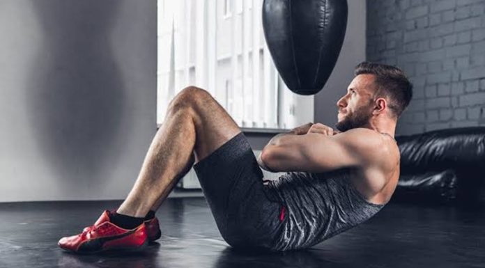 Erkekler İçin Fitness Teknolojilerindeki Yenilikler Fitness dünyası, teknolojinin gelişmesiyle birlikte büyük bir dönüşüm yaşamaya devam ediyor. Geleneksel antrenman yöntemlerinin yanında dijital çözümler, akıllı cihazlar ve veri analizine dayalı sistemler spor yapan erkeklerin performansını daha bilinçli şekilde takip etmesine imkan sağlıyor. Günümüzde fitness teknolojileri, antrenman verimliliğini artırmak, gelişimi ölçmek ve kişiye özel spor deneyimi oluşturmak için önemli bir araç haline geldi. Konulu bir haber görseli.