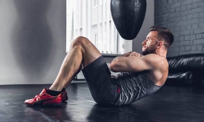 Fitness dünyası, teknolojinin gelişmesiyle birlikte büyük bir dönüşüm yaşamaya devam ediyor. Geleneksel antrenman yöntemlerinin yanında dijital çözümler, akıllı cihazlar ve veri analizine dayalı sistemler spor yapan erkeklerin performansını daha bilinçli şekilde takip etmesine imkan sağlıyor. Günümüzde fitness teknolojileri, antrenman verimliliğini artırmak, gelişimi ölçmek ve kişiye özel spor deneyimi oluşturmak için önemli bir araç haline geldi. Konulu bir haber görseli.
