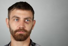 Erkek Göz Altı Morluklarına Karşı Çözümler Günümüzde erkeklerin kişisel bakım alışkanlıkları giderek çeşitlenirken, cilt sağlığına yönelik çözümler de daha fazla önem kazanıyor. Özellikle göz altı morlukları, yorgun görünüm oluşturan ve birçok erkeğin karşılaştığı yaygın cilt problemleri arasında yer alıyor. Yoğun iş temposu, düzensiz uyku, stres, çevresel faktörler ve yaşam alışkanlıkları göz çevresindeki hassas bölgenin görünümünü doğrudan etkileyebiliyor. Konulu bir haber görseli.